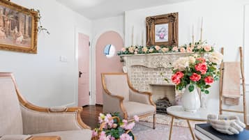 Casa, varias camas, patio, vistas al jardín ( Whole Home - 914 & 920 Crossland Ave) | Interior