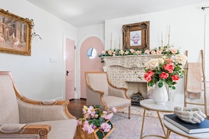 Maison, plusieurs lits, patio, vue jardin ( Whole Home - 914 & 920 Crossland Ave) | Intérieur