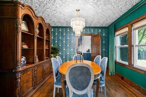 ハウス ベッド (複数台) パティオ ガーデンビュー ( Whole Home - 914 & 920 Crossland Ave) | 6 室のベッドルーム、客室ごとに異なる装飾、客室ごとに異なるインテリア、ベッドシーツ