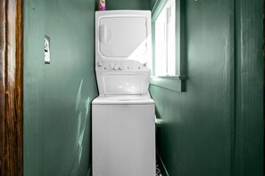 Casa, diversos llits, pati, vistes al jardí ( Whole Home - 914 & 920 Crossland Ave) | Bugaderia