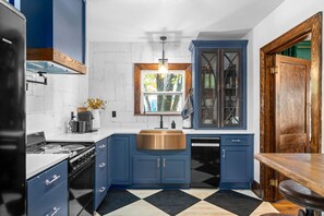 บ้านพัก, หลายเตียง, ลานระเบียง, วิวสวน ( Whole Home - 914 & 920 Crossland Ave) | ครัวส่วนตัว