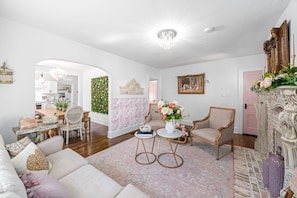 Maison, plusieurs lits, patio, vue jardin ( Whole Home - 914 & 920 Crossland Ave) | Coin séjour