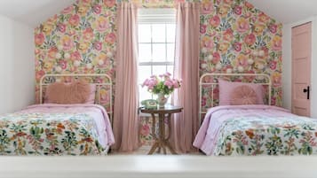 House, Multiple Beds, Patio, Garden View ( Whole Home - 914 & 920 Crossland Ave)