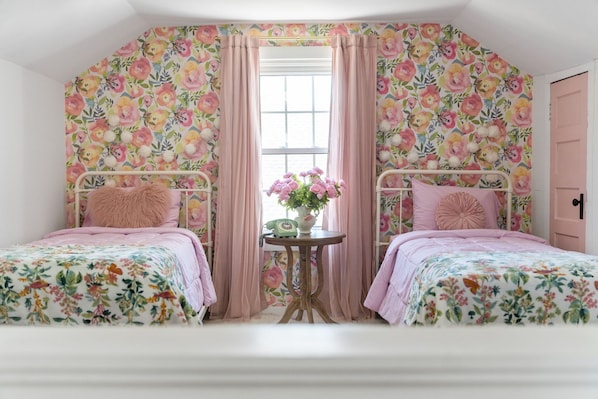 Maison, plusieurs lits, patio, vue jardin ( Whole Home - 914 & 920 Crossland Ave) | 6 chambres, décoration personnalisée, ameublement personnalisé