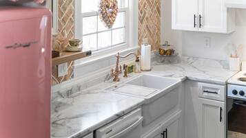 Maison, plusieurs lits, patio, vue jardin ( Whole Home - 914 & 920 Crossland Ave) | Cuisine privée