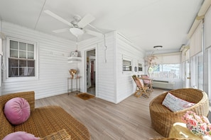 Casa, varias camas, patio, vistas al jardín ( Whole Home - 914 & 920 Crossland Ave) | Zona de estar