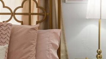 Casa, várias camas, varanda, vista para o jardim ( Whole Home - 914 & 920 Crossland Ave) | 6 quartos, individualmente decorados, individualmente mobiliados