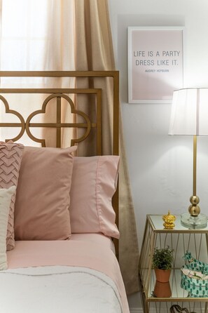 Hus - flera sängar - uteplats - utsikt mot trädgården ( Whole Home - 914 & 920 Crossland Ave) | 6 sovrum, individuell inredning, unika möbler och sängkläder