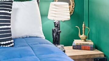 Hus - flera sängar - uteplats - utsikt mot trädgården (OC House 914 Crossland Ave) | 3 sovrum, individuell inredning, unika möbler och sängkläder