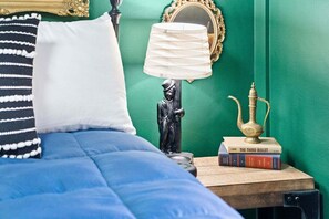 Hus - flera sängar - uteplats - utsikt mot trädgården (OC House 914 Crossland Ave) | 3 sovrum, individuell inredning, unika möbler och sängkläder