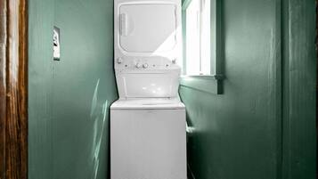 Casa, várias camas, varanda, vista para o jardim (OC House 914 Crossland Ave) | Lavanderia