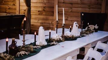 Casa, varias camas, patio, vista al jardín (OC House 914 Crossland Ave) | Área para banquetes al aire libre