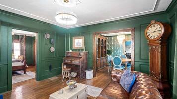 Casa, varias camas, patio, vista al jardín (OC House 914 Crossland Ave) | Interior