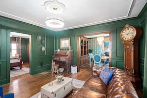 Maison, plusieurs lits, patio, vue jardin (OC House 914 Crossland Ave) | Intérieur