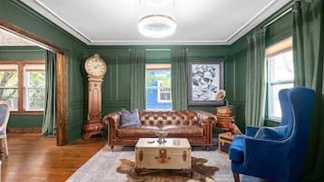 House, Multiple Beds, Patio, Garden View (OC House 914 Crossland Ave) | Living area