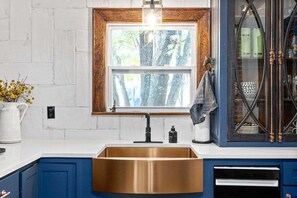 บ้านพัก, หลายเตียง, ลานระเบียง, วิวสวน (OC House 914 Crossland Ave) | ครัวส่วนตัว