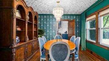 Hus - flera sängar - uteplats - utsikt mot trädgården (OC House 914 Crossland Ave) | 3 sovrum, individuell inredning, unika möbler och sängkläder