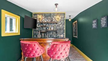 Hus - flera sängar - uteplats - utsikt mot trädgården (OC House 914 Crossland Ave) | Interiör