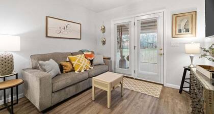 The Flat on Gratton - Lit Covered Outdoor Patio