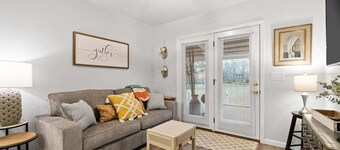 The Flat on Gratton - Lit Covered Outdoor Patio