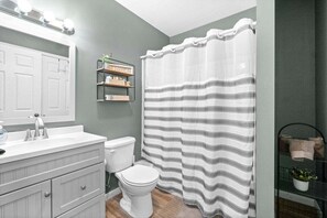 House, 1 Queen Bed with Sofa bed, Patio, Garden View (Gratton Granny (979 Gratton Rd)) | Bathroom | Towels