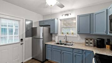 Nhà, 1 giường cỡ queen và sofa giường, sân hiên, quang cảnh vườn (Gratton Granny (979 Gratton Rd)) | Bếp riêng