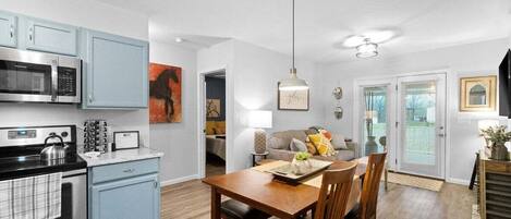 House, 1 Queen Bed with Sofa bed, Patio, Garden View (Gratton Granny (979 Gratton Rd)) | Private kitchen