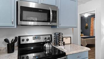 House, 1 Queen Bed with Sofa bed, Patio, Garden View (Gratton Granny (979 Gratton Rd)) | Private kitchen