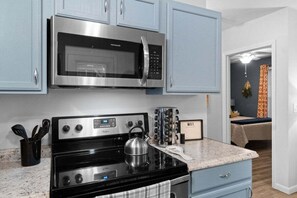 Casa, 1 cama Queen size y sofá cama, patio, vista al jardín (Gratton Granny (979 Gratton Rd)) | Cocina privada