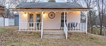 The Flat on Gratton - Lit Covered Outdoor Patio