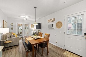 1 bedroom, individually decorated, individually furnished, bed sheets - The Flat on Gratton - Lit Covered Outdoor Patio (Clarksville)