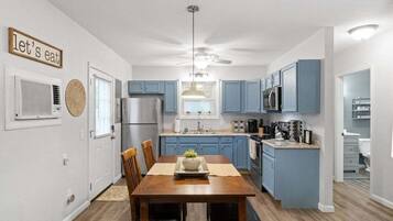 House, 1 Queen Bed with Sofa bed, Patio, Garden View (Gratton Granny (979 Gratton Rd)) | Private kitchen