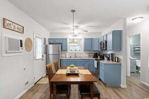 House, 1 Queen Bed with Sofa bed, Patio, Garden View (Gratton Granny (979 Gratton Rd)) | Private kitchen