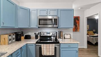 House, 1 Queen Bed with Sofa bed, Patio, Garden View (Gratton Granny (979 Gratton Rd)) | Private kitchen