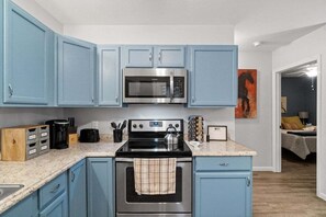 House, 1 Queen Bed with Sofa bed, Patio, Garden View (Gratton Granny (979 Gratton Rd)) | Private kitchen