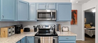 The Flat on Gratton - Lit Covered Outdoor Patio