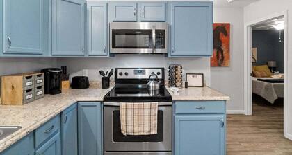 The Flat on Gratton - Lit Covered Outdoor Patio