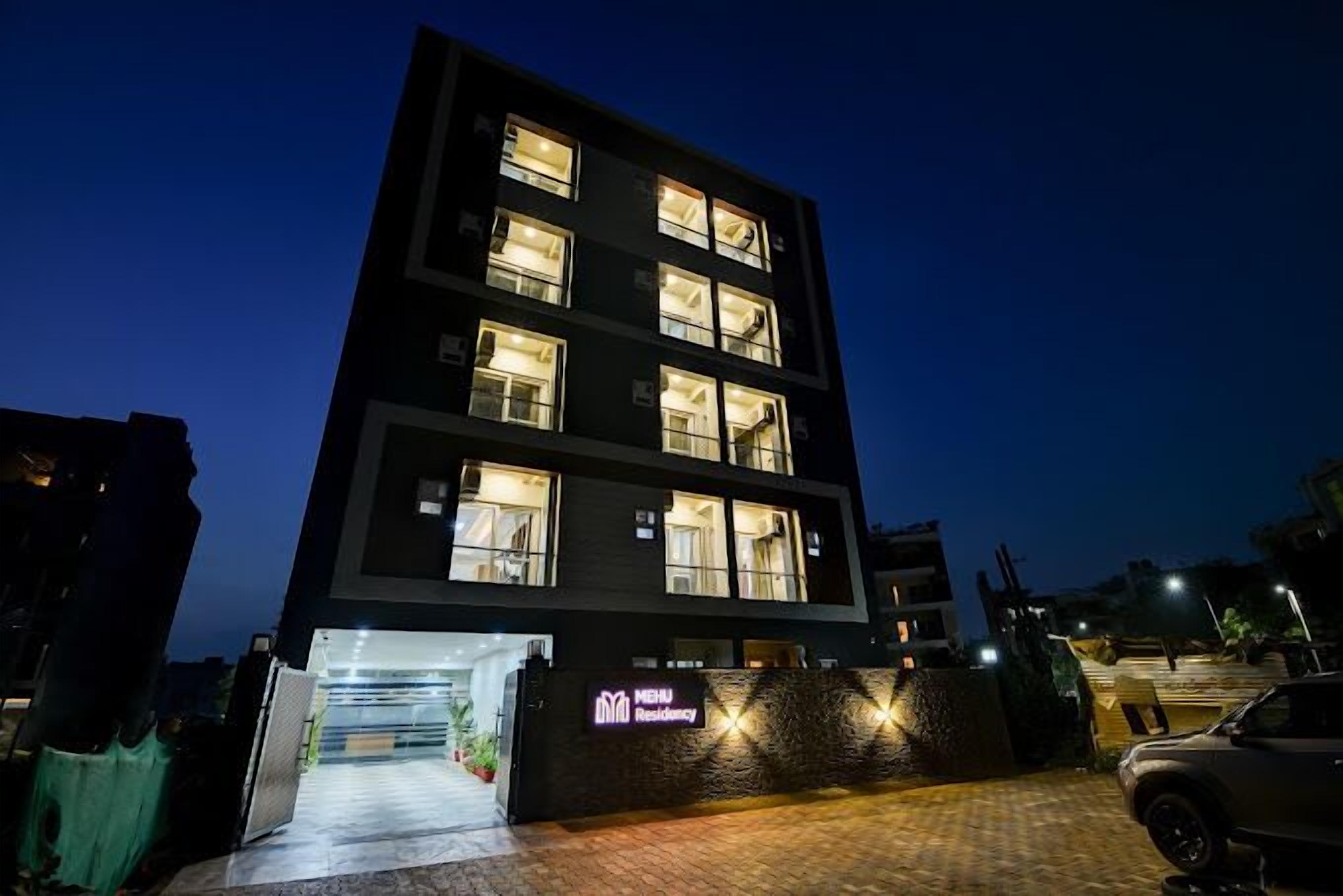 Mặt tiền nơi lưu trú - ban đêm