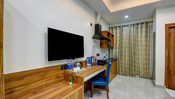 Habitación Deluxe con 2 camas individuales, balcón | Televisión