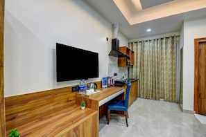 Habitación Deluxe con 2 camas individuales, balcón | Televisión