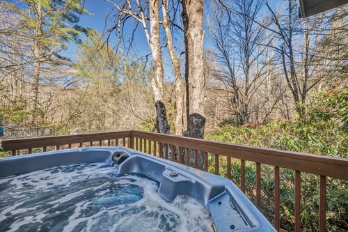 Grandfather’s Gem – Cozy Cabin w/ Hot Tub