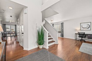 Interior - Spacious King & Queen SIX bedroom! Great Location! (Longmont)