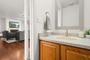 Interior - Spacious King & Queen SIX bedroom! Great Location! (Longmont)