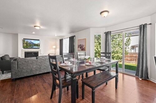 Spacious King & Queen SIX bedroom! Great Location!