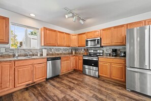 Fridge, microwave, oven, stovetop - Spacious King & Queen SIX bedroom! Great Location! (Longmont)
