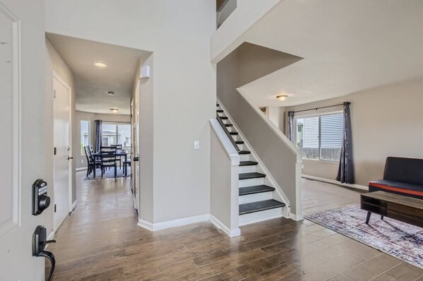 Interior - Spacious King & Queen SIX bedroom! Great Location! (Longmont)