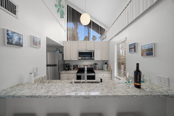 Microondas, horno, parrilla de estufa y lavavajillas 