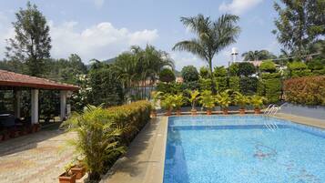 Hồ bơi ngoài trời