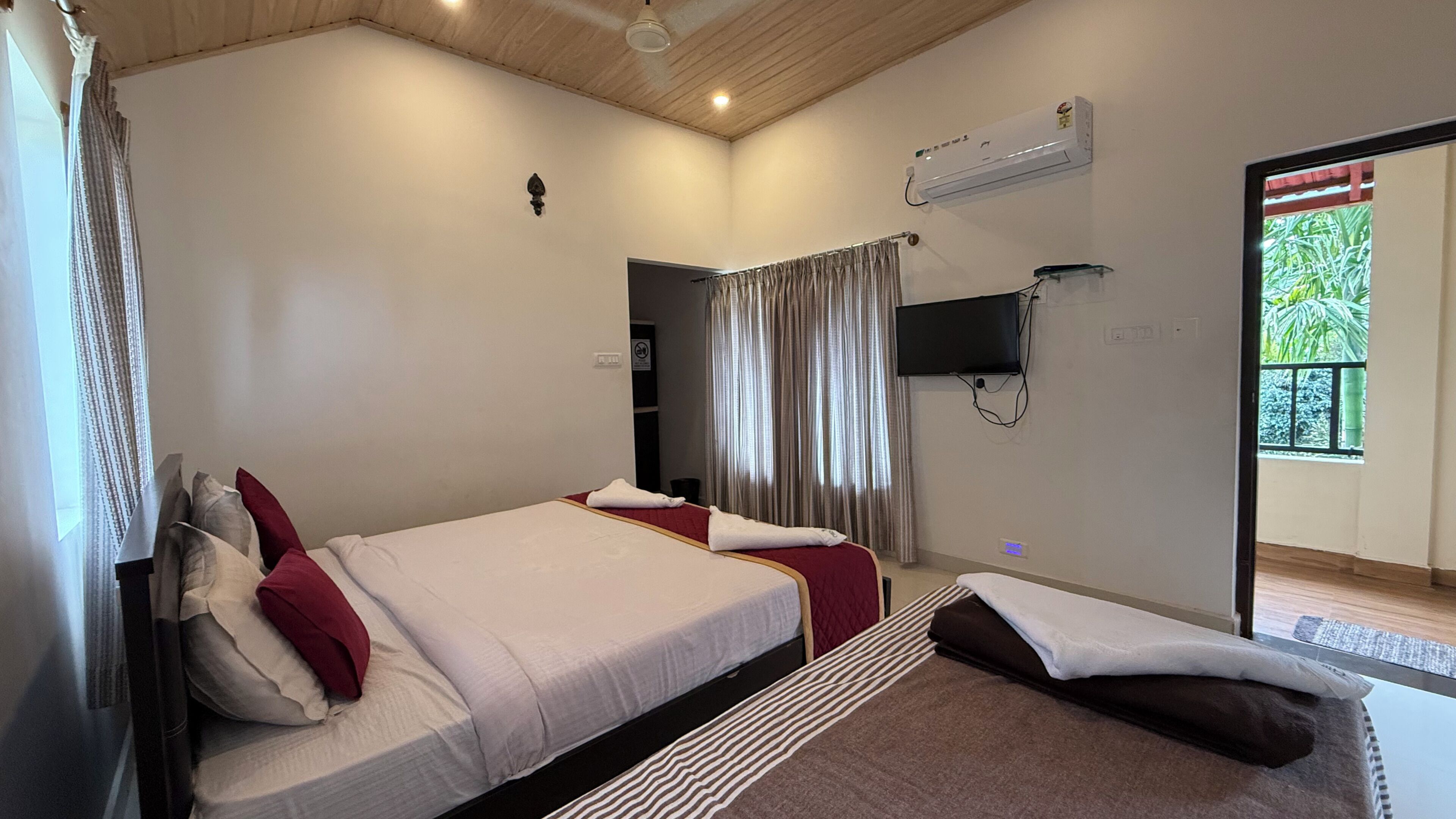 Tripla Deluxe, balcone, vista piscina | Wi-Fi gratuito