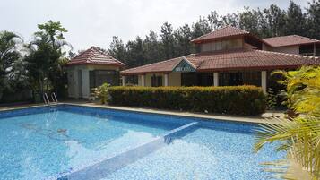 Hồ bơi ngoài trời